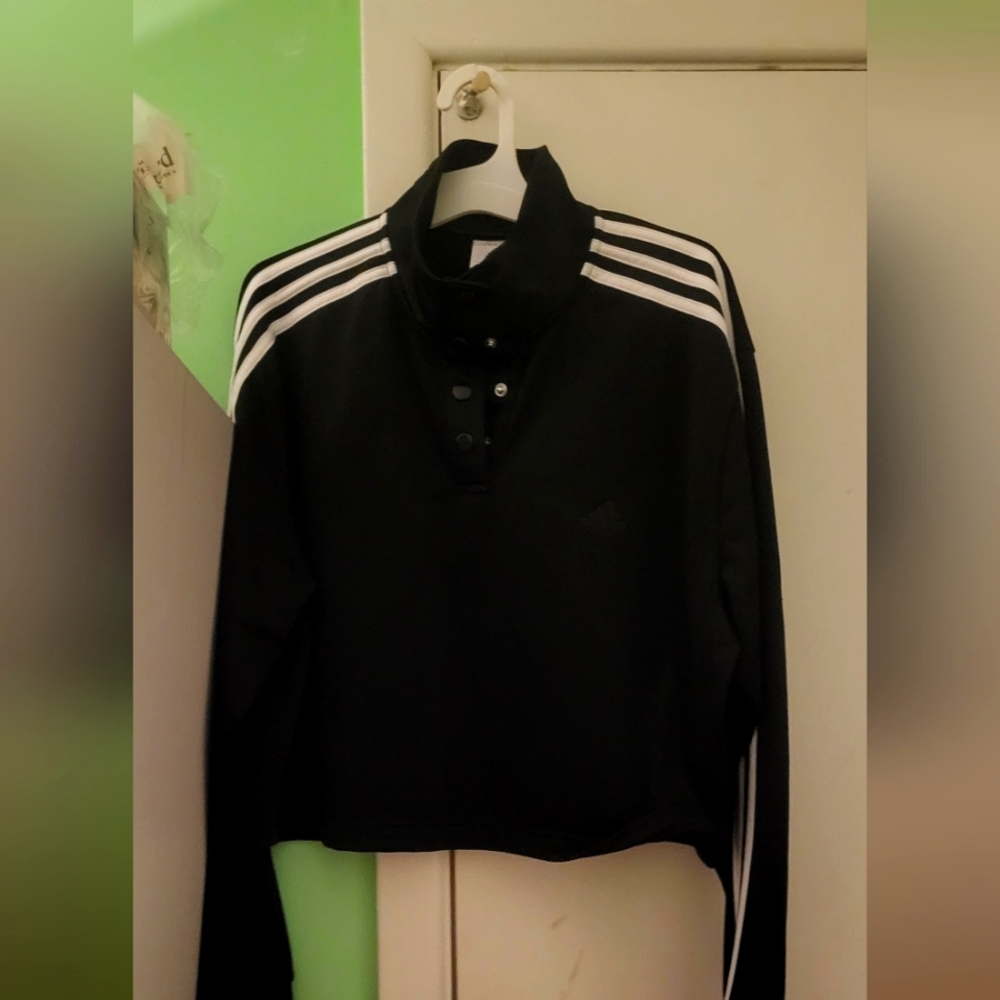 Blk adidas cropped shirt